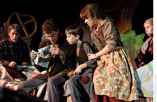 Pioneer Theatre Guild: Willy Wonka | The poor Bucket family reads about the golden tickets in yesterday’s newspaper. (l-r: Sam Hubbard, Robby Eisentrout, Milo Tucker-Meyer, Hannah Overhiser, Monica Baker)