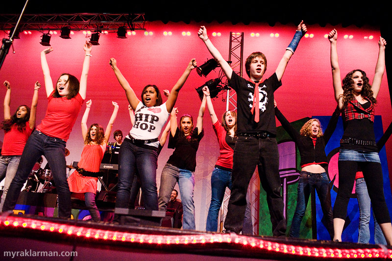 FutureStars 2009 | The “Rising Stars” (future FutureStars) perform Pink’s So What. 