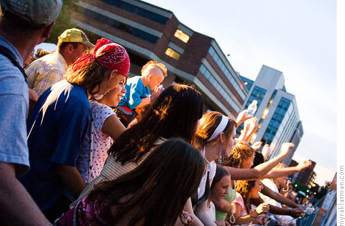 Ann Arbor Summer Festival 2007 | Fans enjoy Stephen Kellogg & the Sixers.