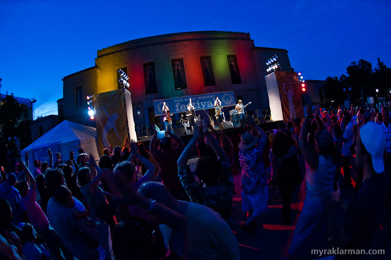 Ann Arbor Summer Festival 2009 | Bugs Beddow Band knew how to coax the Festival crowd into the  perfect photo-op formation.