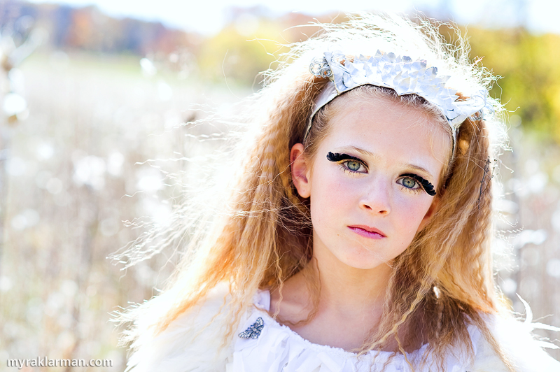 Photography Workshop: Peek into a Fantastical World | Let’s get a gander of the fabulous hair and make-up. She said the “eyelashes” (my guess is that they are made from thin black paper) itched her at first, but that she quickly got used to them.