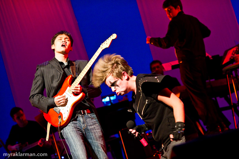 FutureStars 2011 | Schuyler Robinson brings head-banging ferocity to Kiss’s Rock and Roll All Nite. Wonwoo Lee (Pioneer ’07) shreds the guitar solo. The house band also featured Tim VanRiper (Pioneer ’10) on piano and senior Steve Merritt on bass.