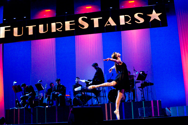 FutureStars 2011 | Lissa Kryska dances en pointe, prancing to Dog Days Are Over. 